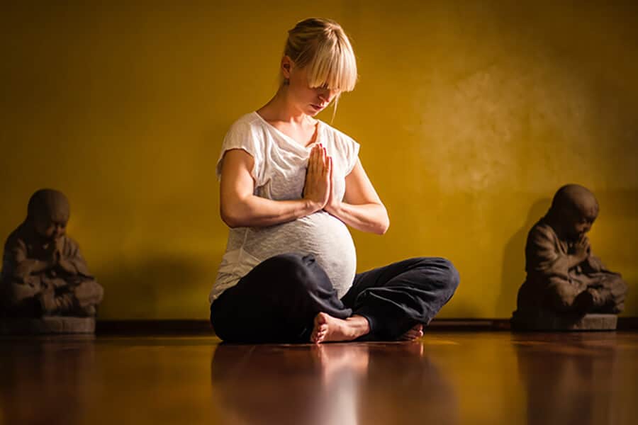 Schwangere Frau beim Yoga im Amanusa