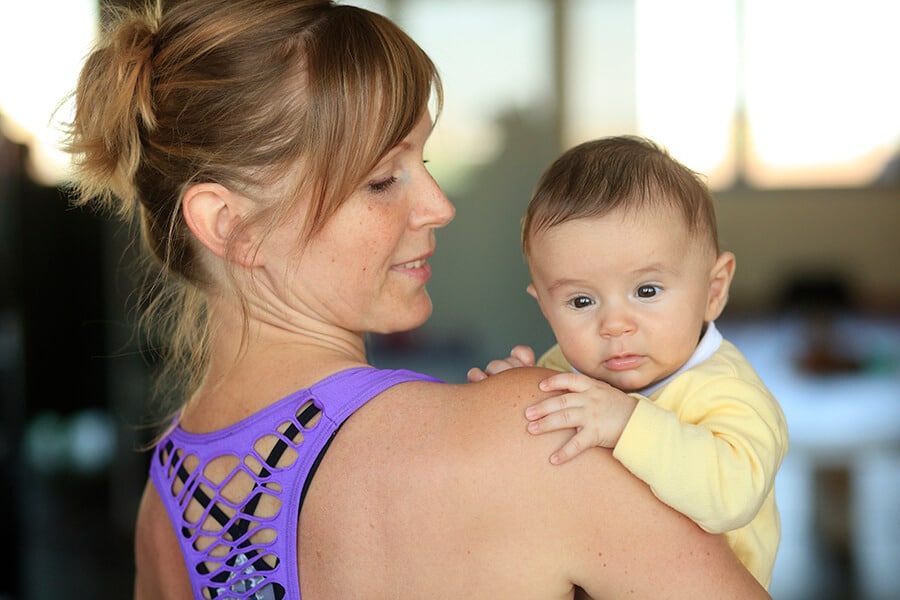 Hebamme Sylke Hupe mit Baby auf dem Arm im Geburtsvorbereitungskurs Frauenfitnessstudio Darmstadt